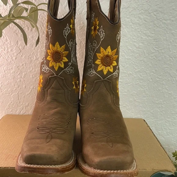 Beautiful Elliut western boot size 13 - Picture 3 of 11